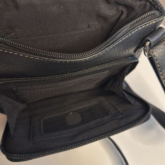 Relic Black Crossbody Purse Black Adjustable Strap Pockets Infront Back & Inside - Picture 7 of 8